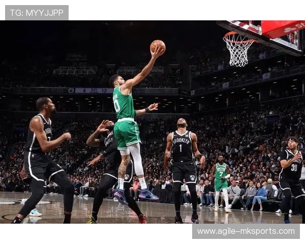 纳什7秒进攻战术引爆赛场,球队快速反击展现极致效率 纳什7秒进攻战术引爆赛场,球队快速反击展现极致效率